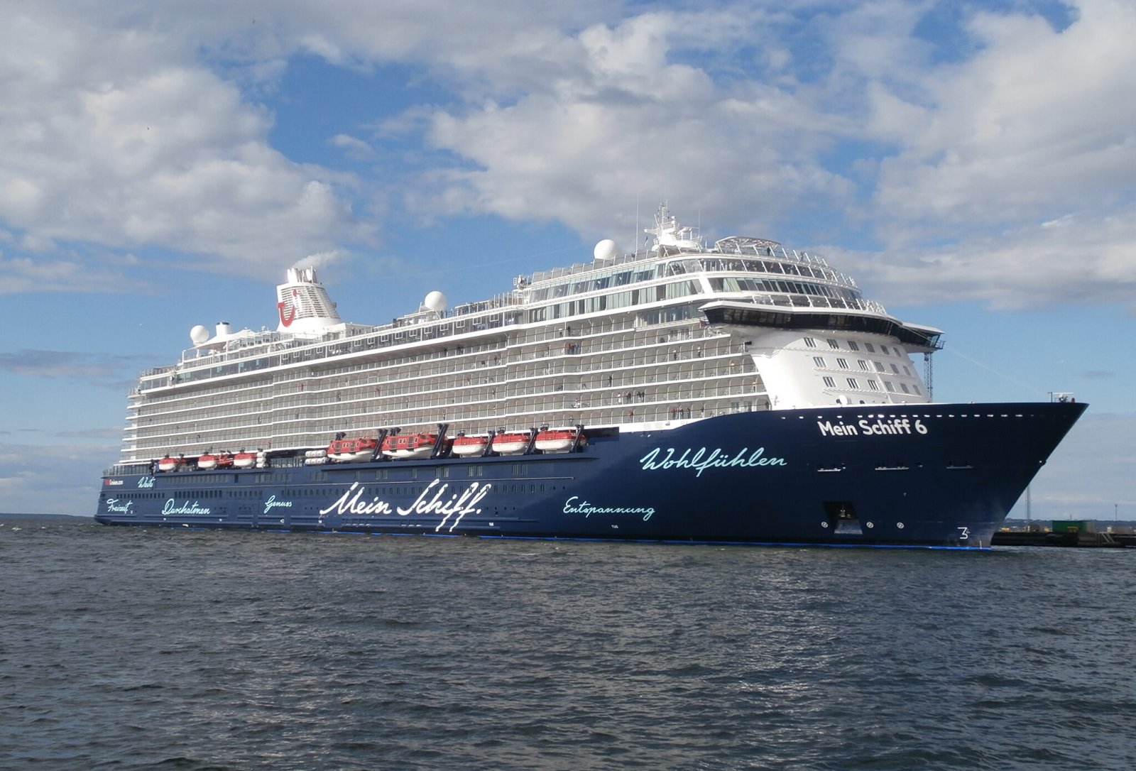 Eine Aufnahme der Mein Schiff 6 von TUI Cruises im Hafen von Tallinn, 2017.