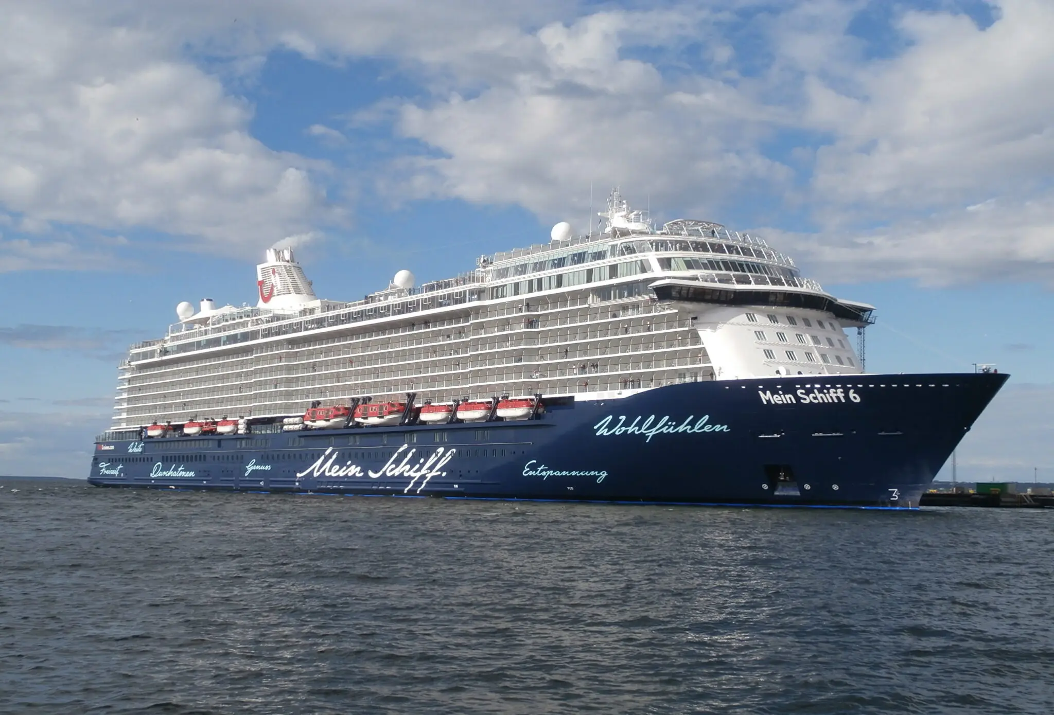 Eine Aufnahme der Mein Schiff 6 von TUI Cruises im Hafen von Tallinn, 2017.
