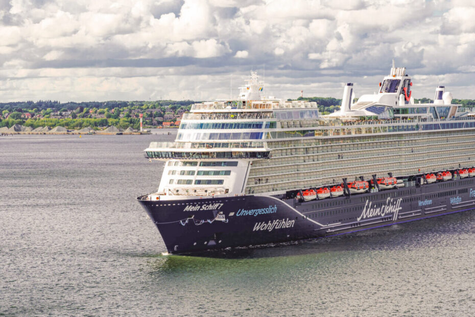 Eine Aufnahme der Mein Schiff 7 von TUI Cruises in der Kieler Förde, 2024.