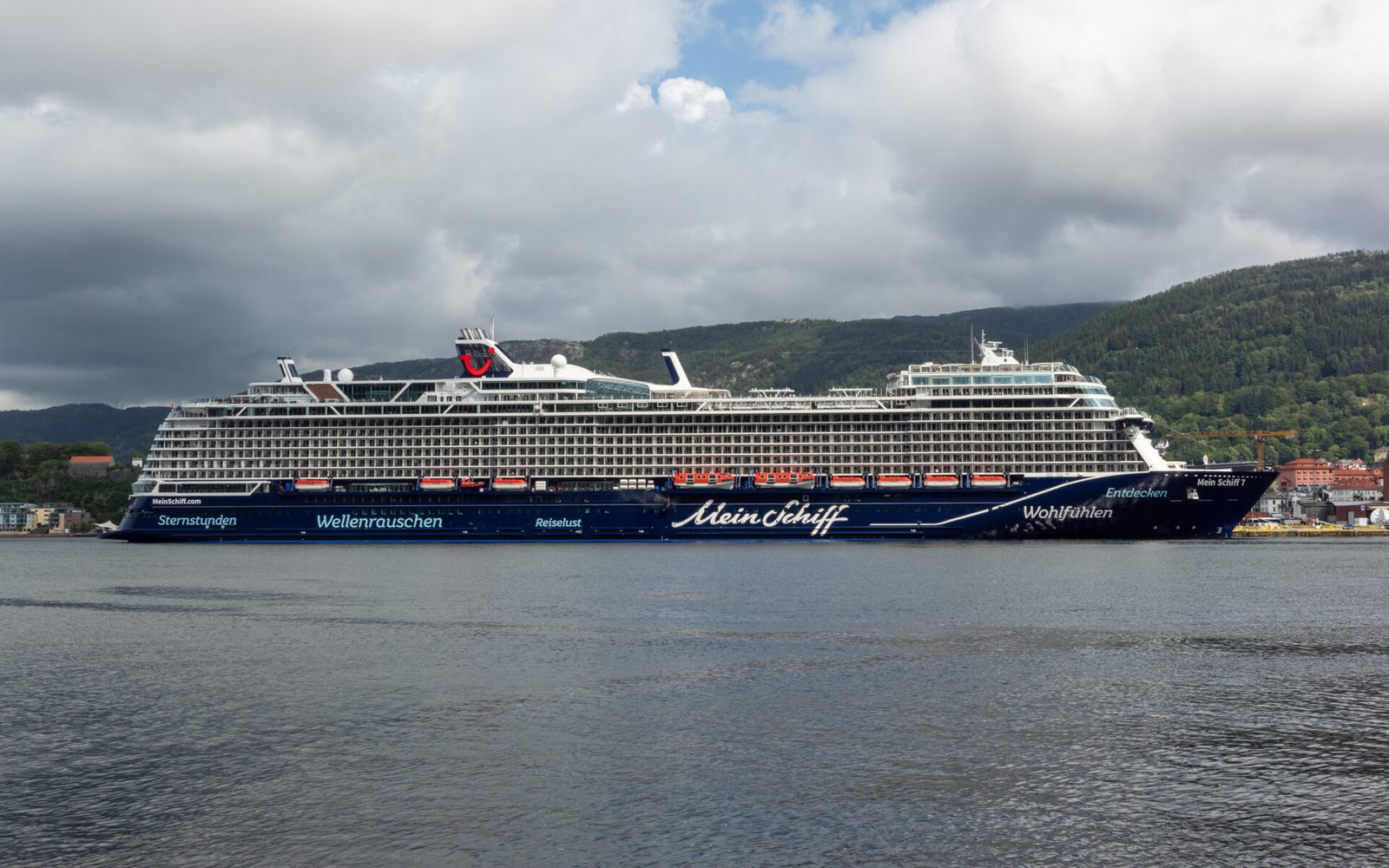 Eine Aufnahme der Mein Schiff 7 von TUI Cruises im Hafen von Bergen, 2024.