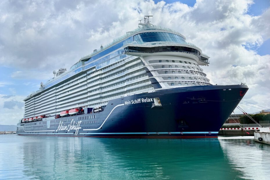Eine Aufnahme der Mein Schiff Relax von TUI Cruises im Hafen von Palermo, 2025.