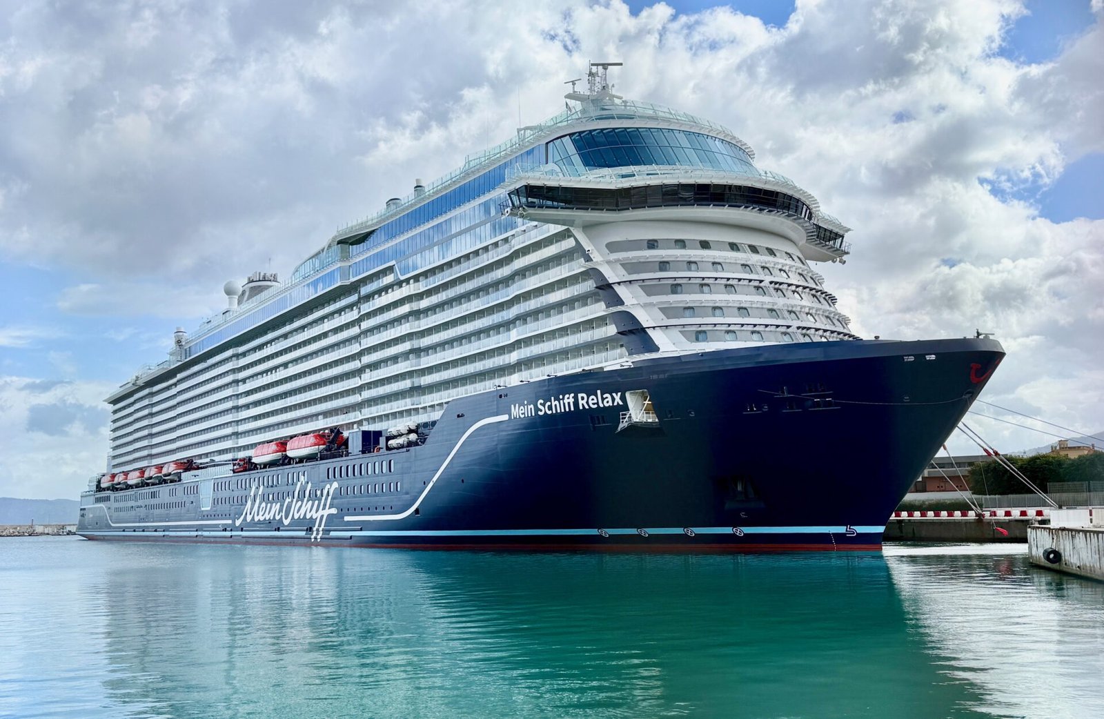 Eine Aufnahme der Mein Schiff Relax von TUI Cruises im Hafen von Palermo, 2025.