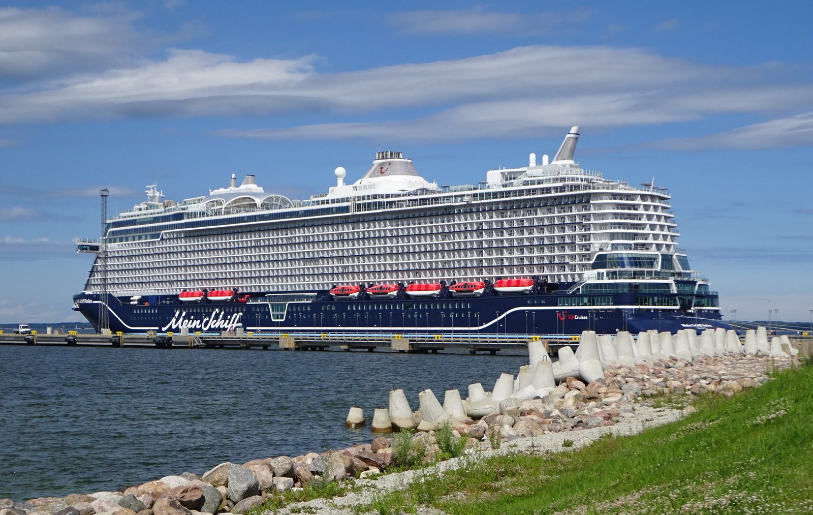 Eine Aufnahme der Mein Schiff Relax von TUI Cruises im Hafen von Tallinn, 2026.