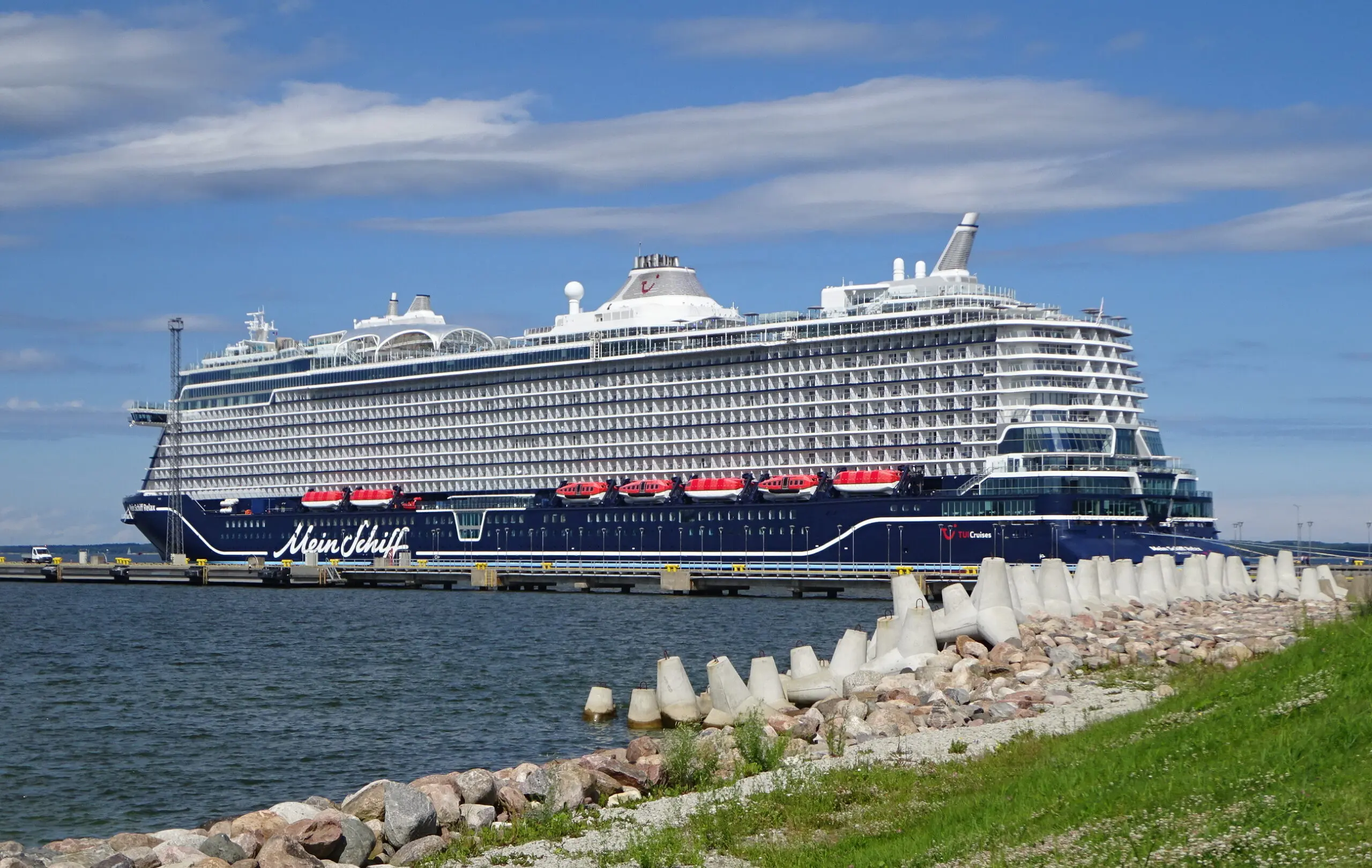 Eine Aufnahme der Mein Schiff Relax von TUI Cruises im Hafen von Tallinn, 2026.