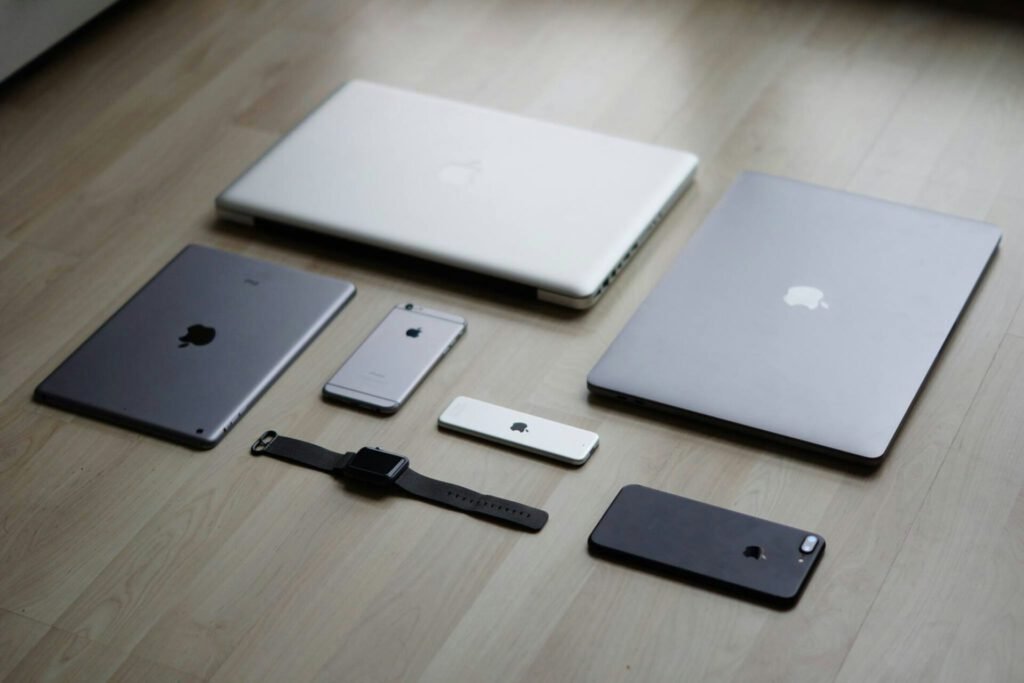 Technology Eine Aufnahme von vielen Apple-Devices, iPad, iPhones, Macbook und Apple Watch.