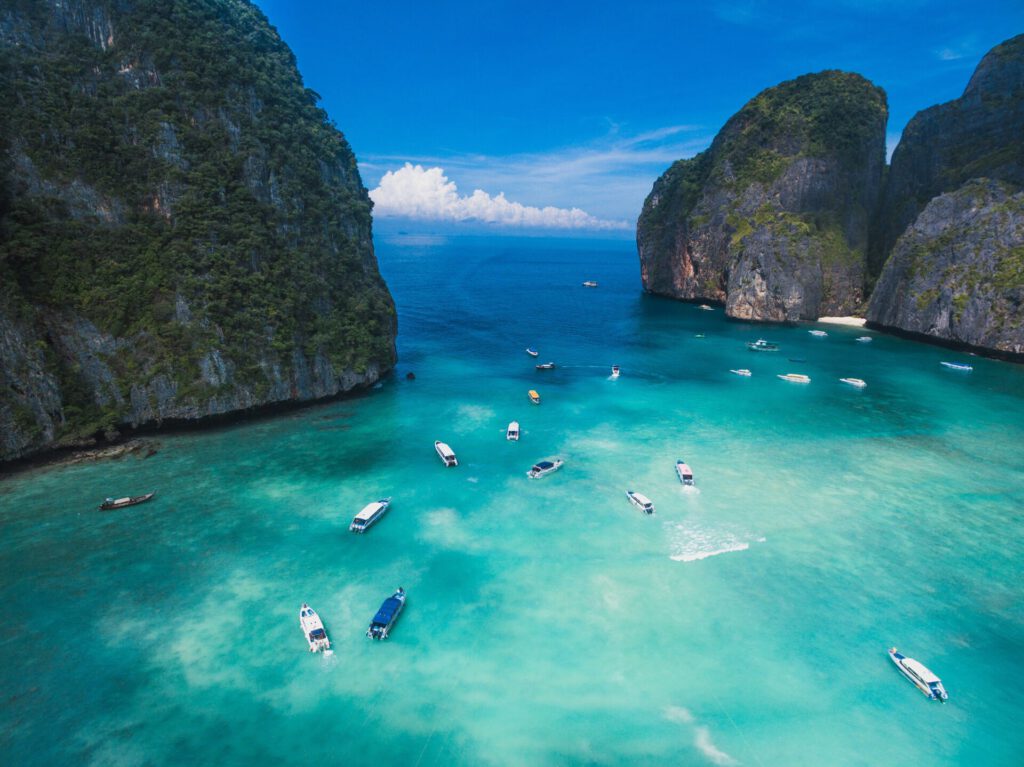 Thailand Eine Aufnahme von einer Bucht mit Fischerbooten in Maya Bay, Phi Phi Island in Thailand.