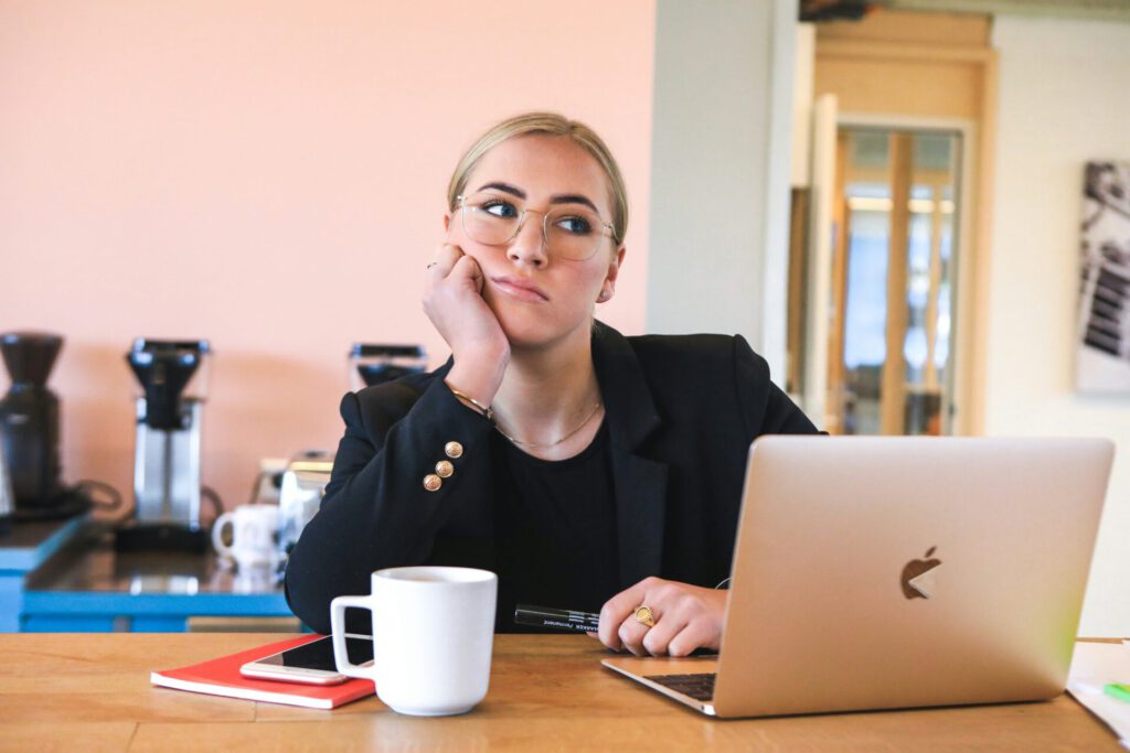 Thinking Eine Aufnahme von einer Frau, die nachdenkend an einem Laptop sitzt.