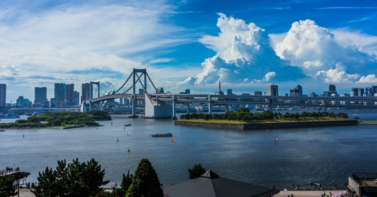 Die Rainbow Bridge von Tokio befindet sich im nördlichen Teil der Bucht von Tokio und verbindet den Shibaura-Kai mit Odaiba im Stadtbezirk Minat