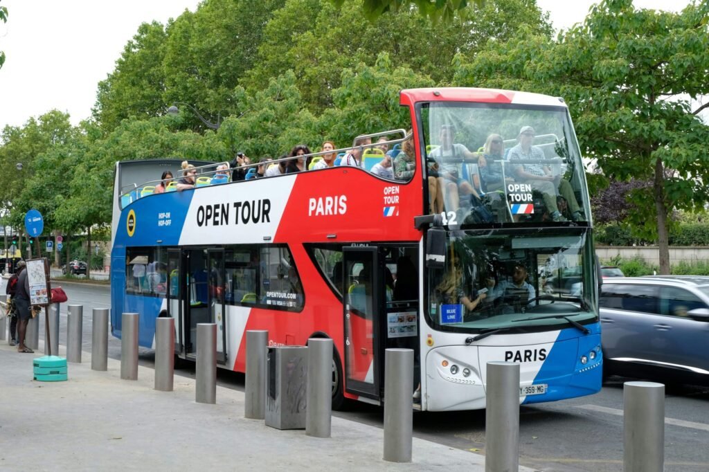 Tour Guide Open Tour Paris Eine Aufnahme von einem Open Tour Bus in Paris.