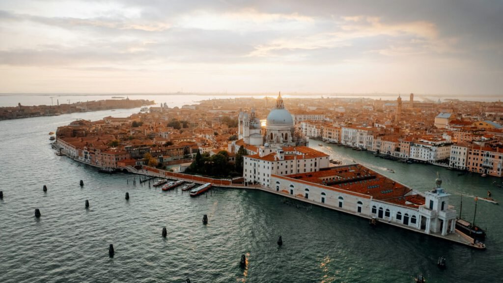 Venedig Eine Luftaufnahme von Venedig mit der Santa Maria della Salute im Vordergrund