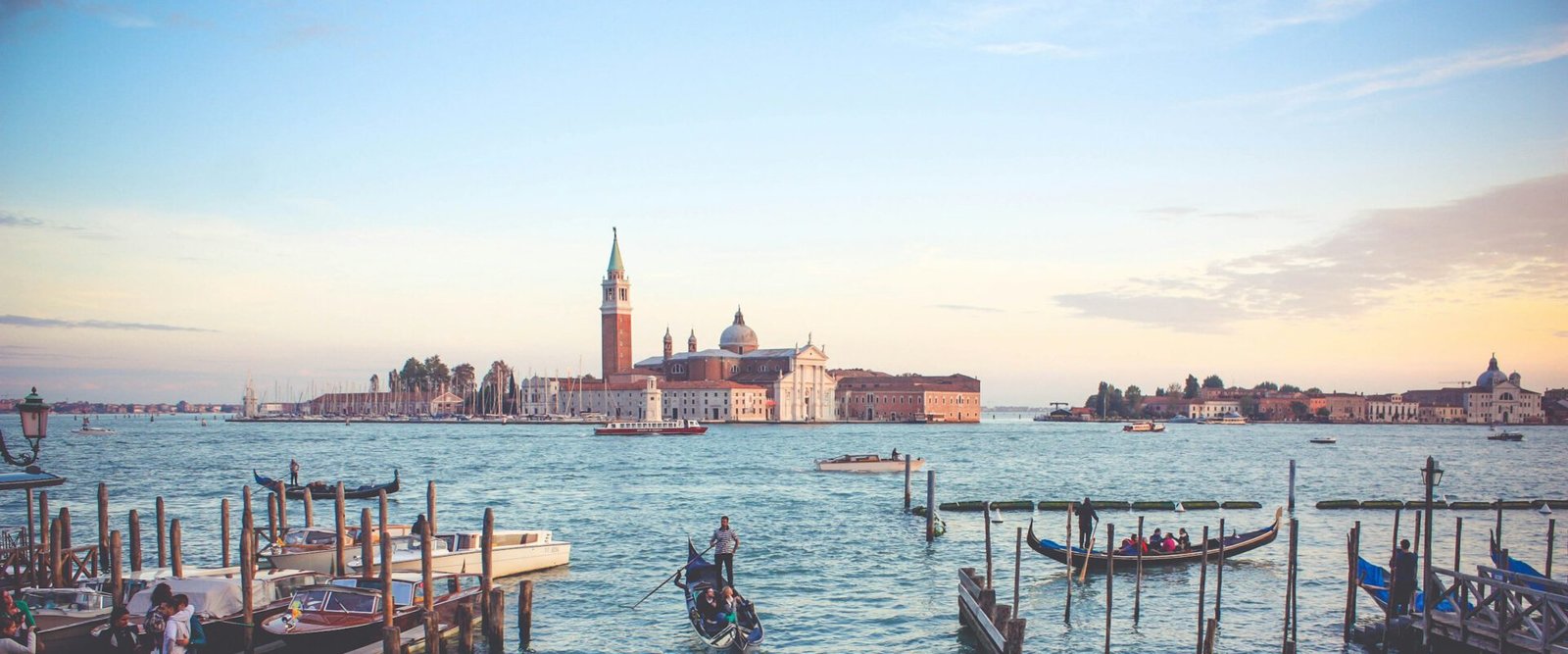 Eine Aufnahme von Venedig mit typischen Gondeln