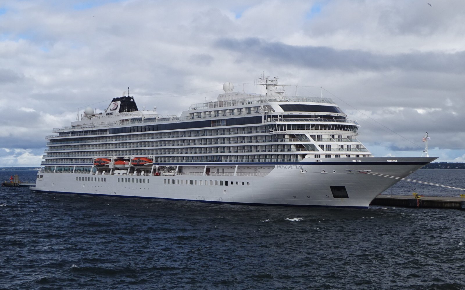 Eine Aufnahme der Viking Neptune von Viking Cruises im Hafen von Tallinn, 2025.