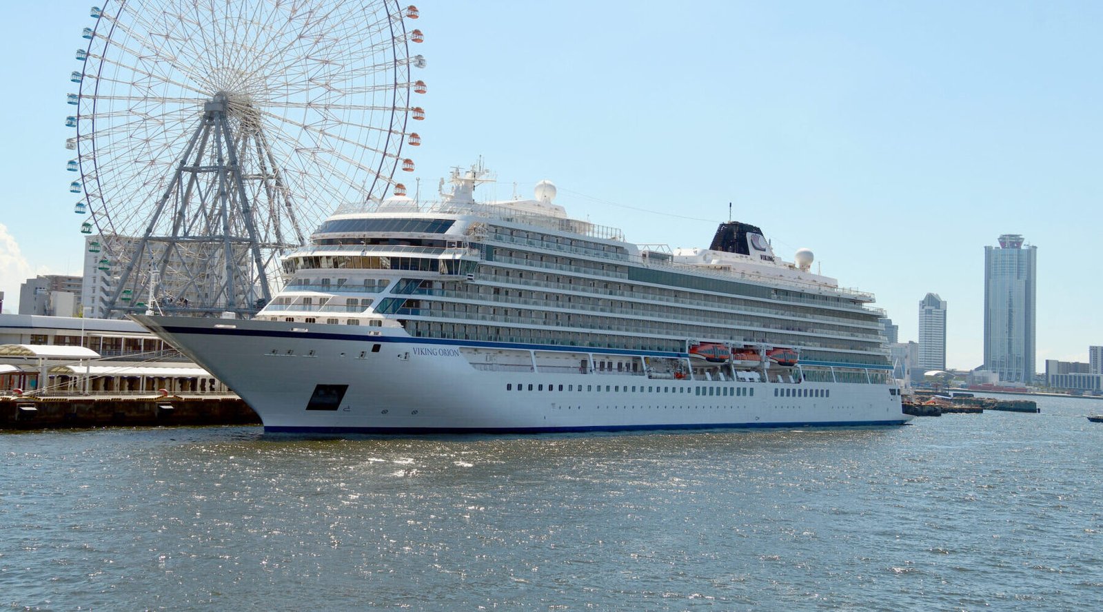 Eine Aufnahme der Viking Orion von Viking Cruises im Hafen von Osaka, 2019.