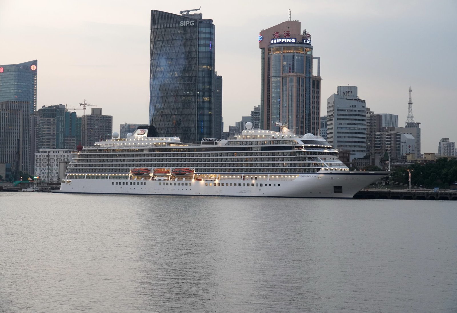 Eine Aufnahme der Viking Orion von Viking Cruises im Hafen von Shanghai auf dem Huangpu, 2019.