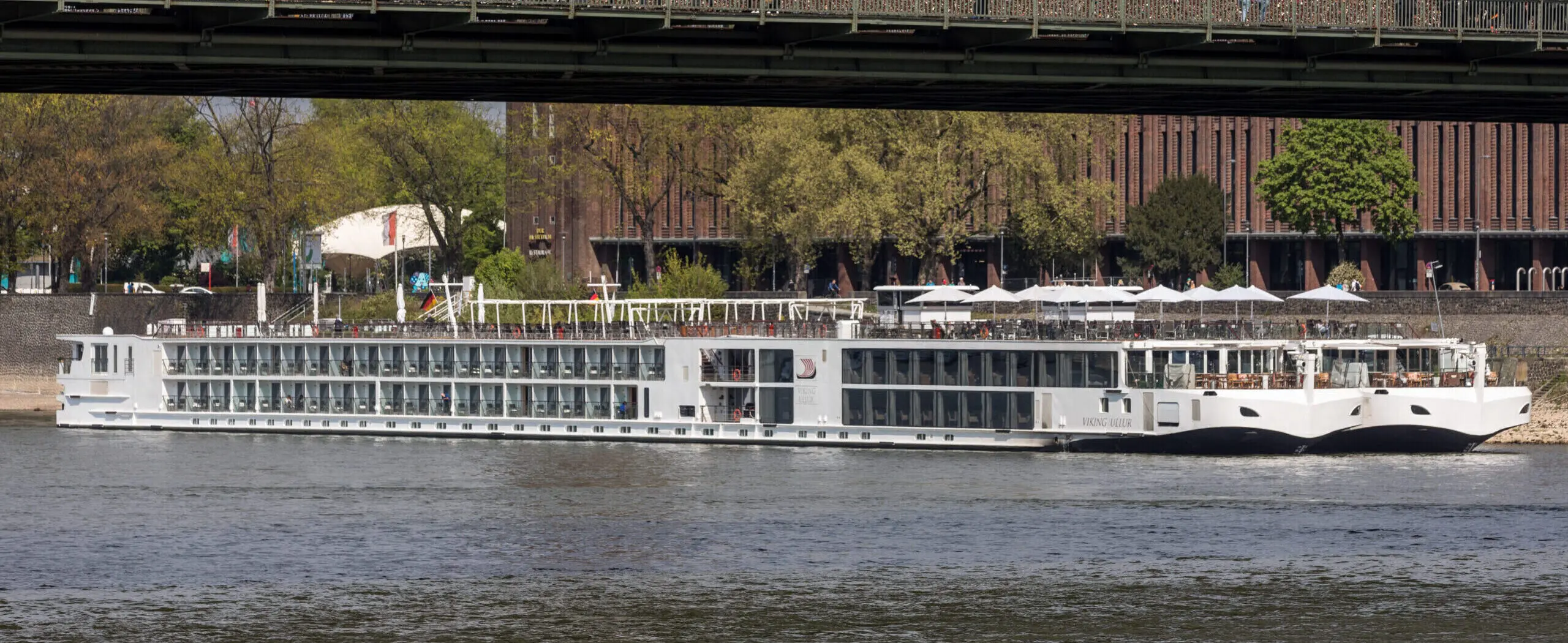 Eine Aufnahme der Viking Ullur von Viking River Cruises in Köln, 2022.