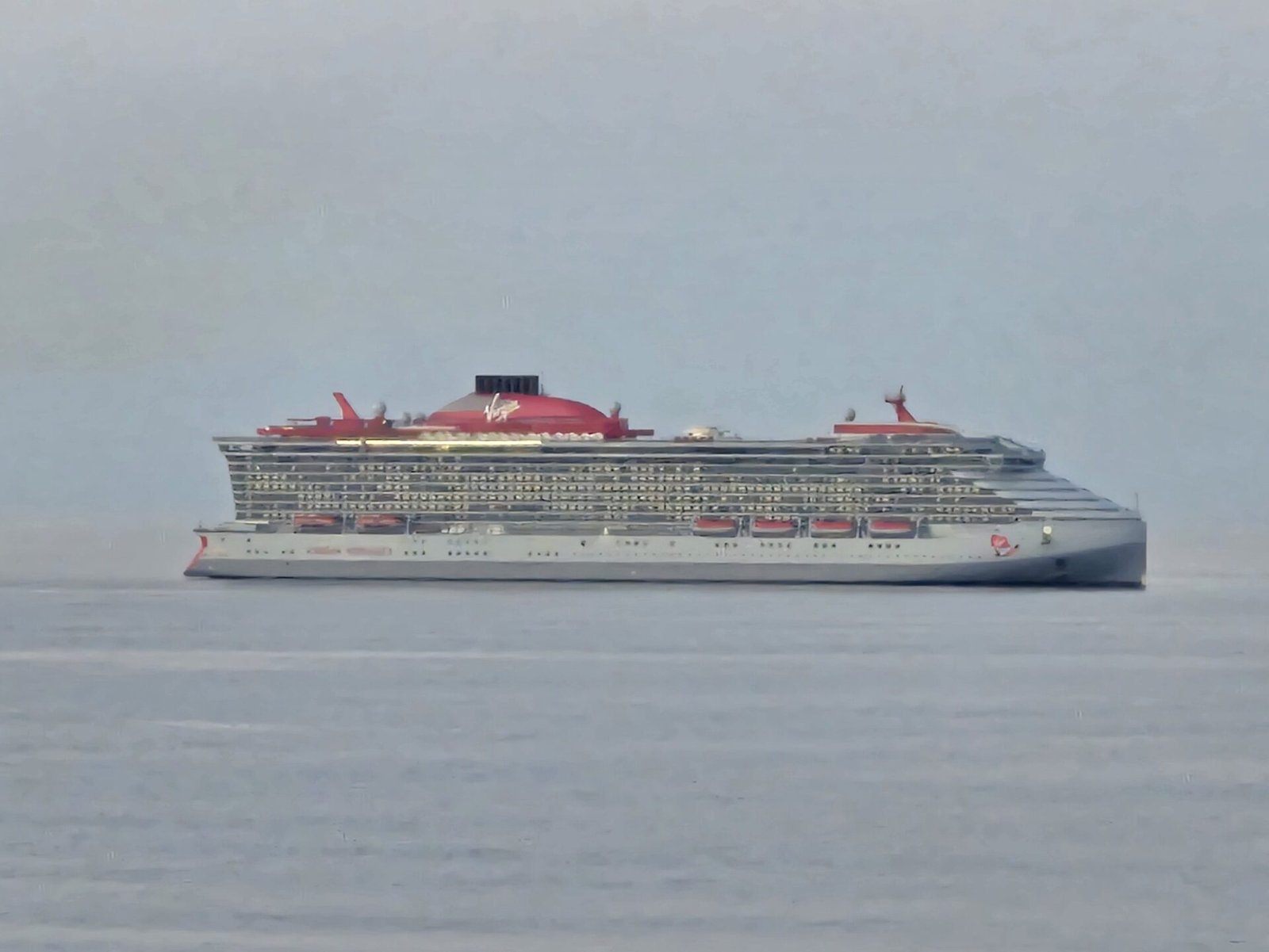 Eine Aufnahme der Brilliant Lady von Virgin Voyages vor Civitavecchia, Rom, 2024.