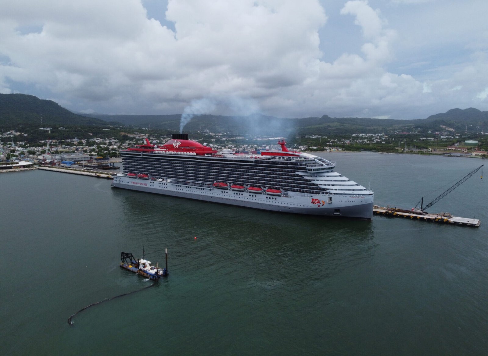 Eine Aufnahme der Scarlet Lady von Virgin Voyages im Hafen Puerto Plata, 2022.