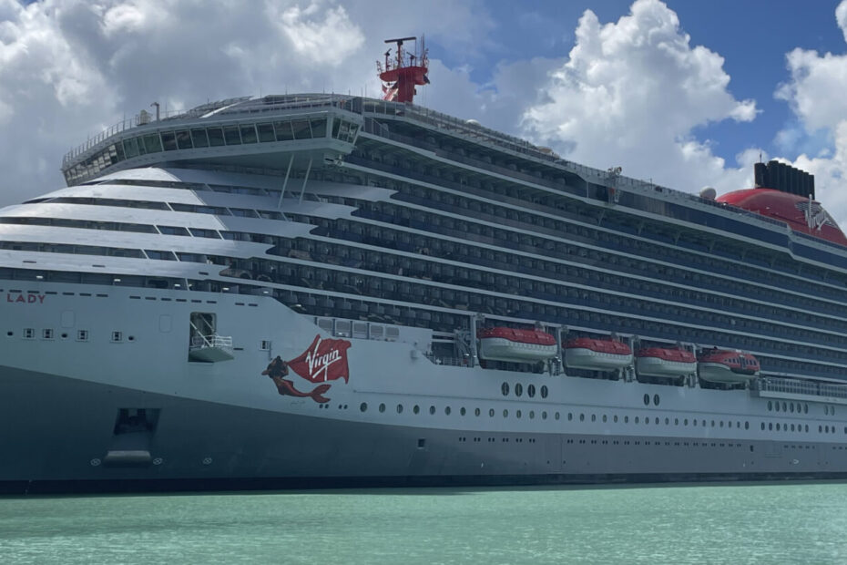 Eine Aufnahme der Valiant Lady von Virgin Voyages im Hafen von St. John's, Antigua, 2024.