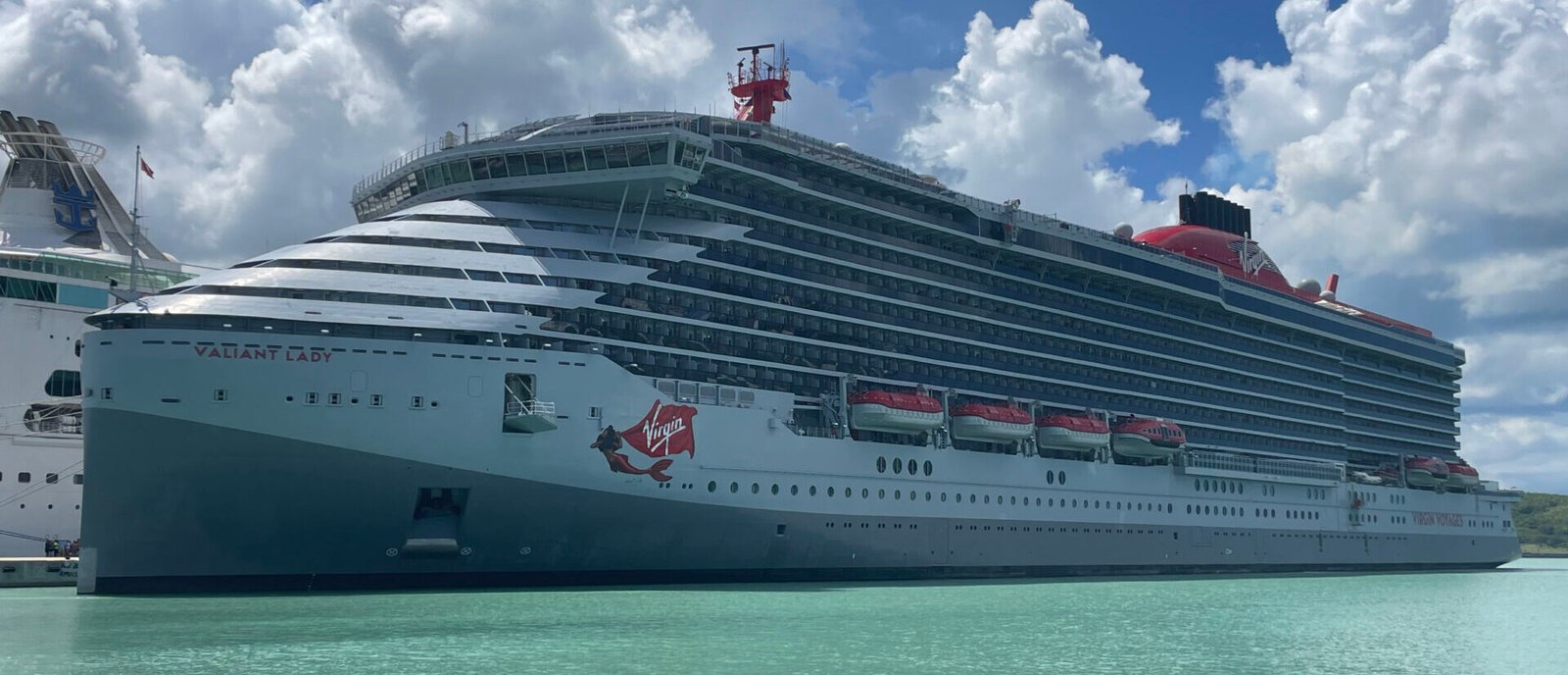 Eine Aufnahme der Valiant Lady von Virgin Voyages im Hafen von St. John's, Antigua, 2024.