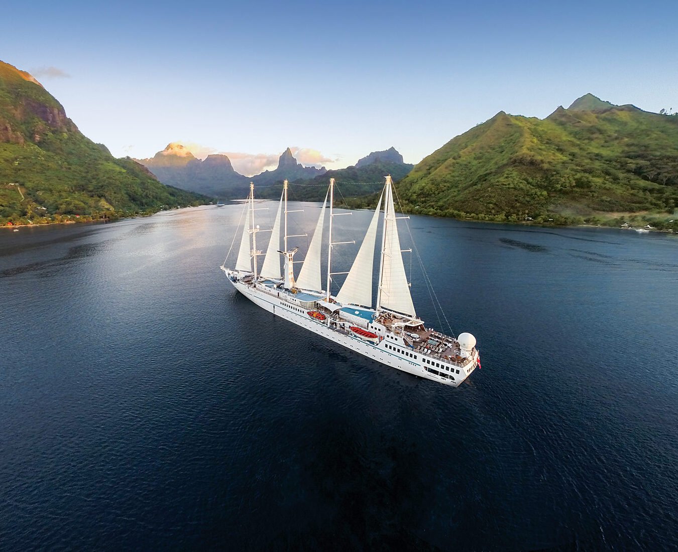Eine Aufnahme der Wind Surf von Windstar Cruises in Moorea, Französisch-Polynesien, 2016.