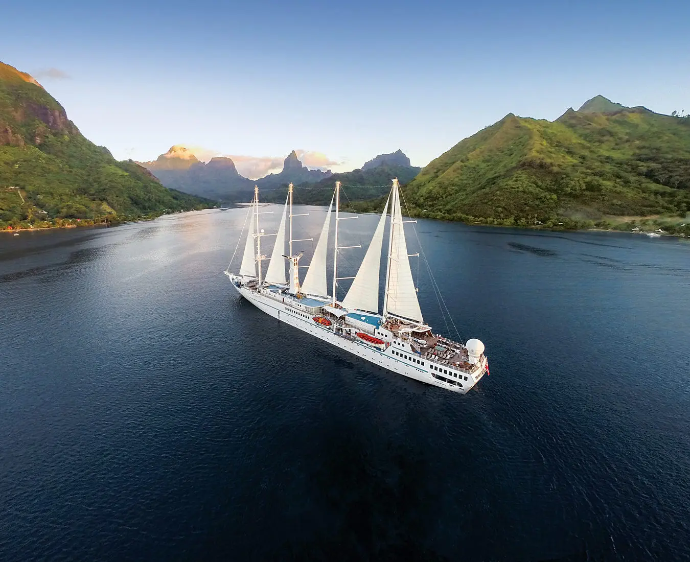 Eine Aufnahme der Wind Surf von Windstar Cruises in Moorea, Französisch-Polynesien, 2016.