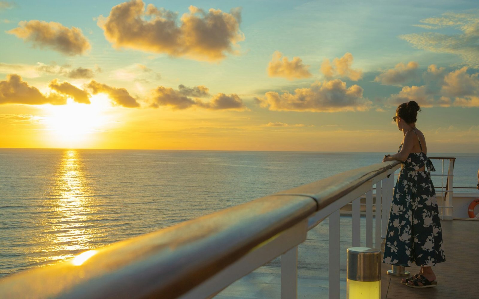 Eine Aufnahme einer Frau auf einem Sonnendeck eines Kreuzfahrtschiffes.