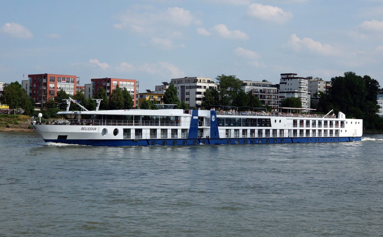 Eine Aufnahme der Bellejour von nicko cruises in Köln auf dem Rhein, 2016.