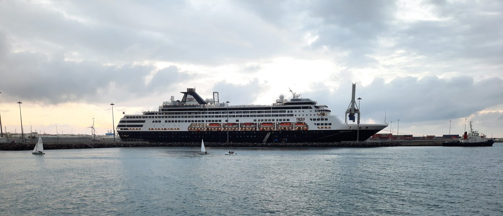 Eine Aufnhame der Vasco da Gama von nicko cruises in Puerto del Rosario, Spanien, 2021.
