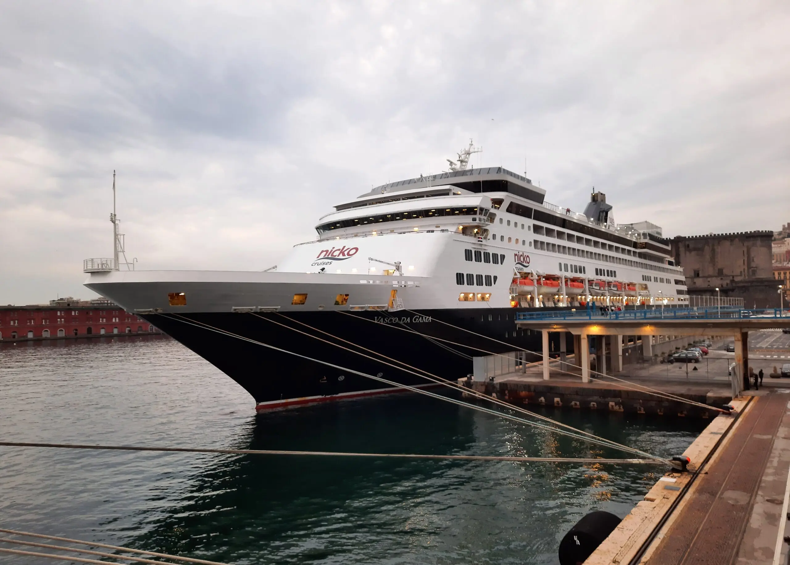 Eine Aufnahme der Vasco da Gama von nicko cruises im Hafen von Neapel, Italien, 2021.