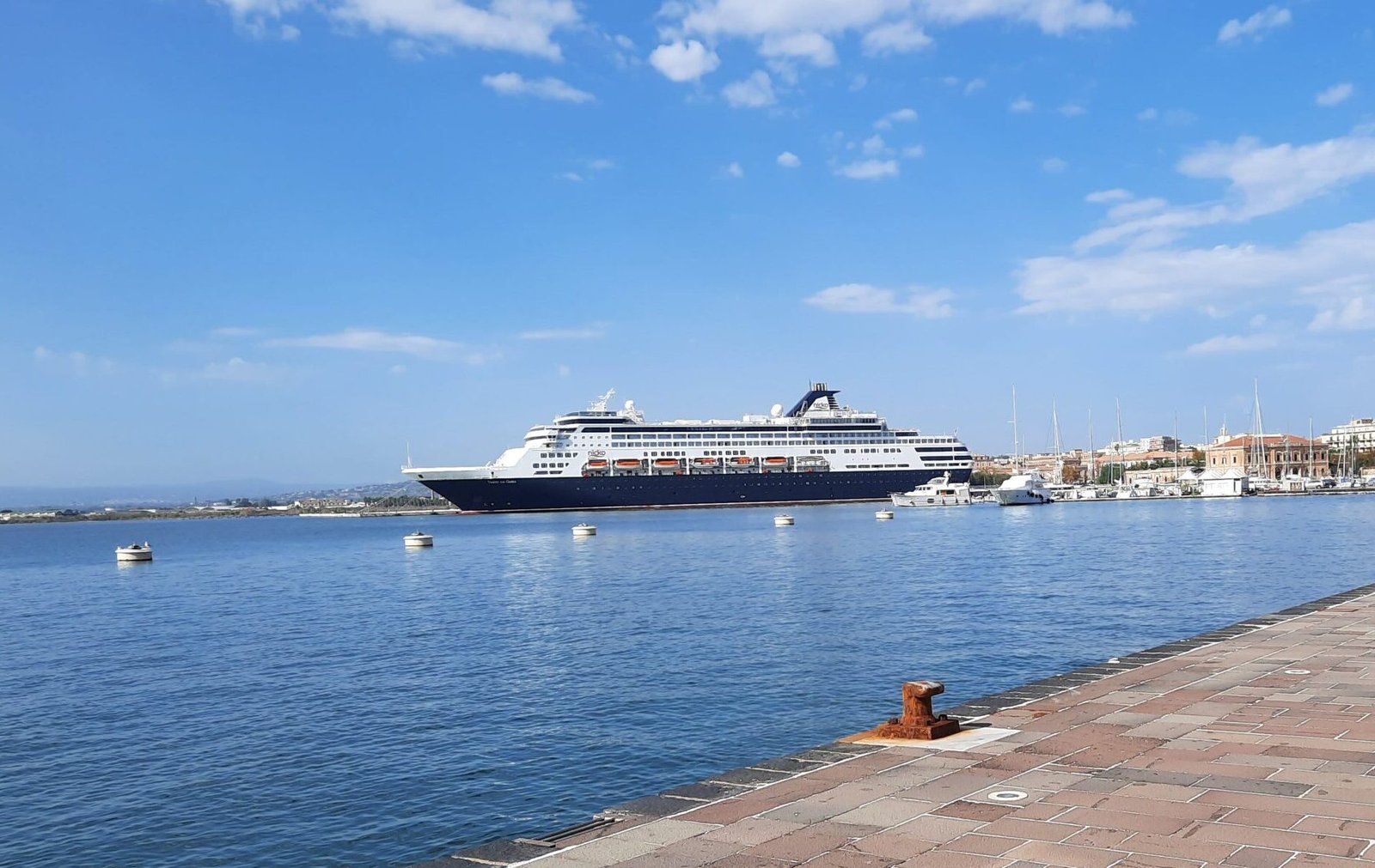 Eine Aufnahme der Vasco da Gama von nicko cruises im Hafen von Syrakus, Italien, 2021.