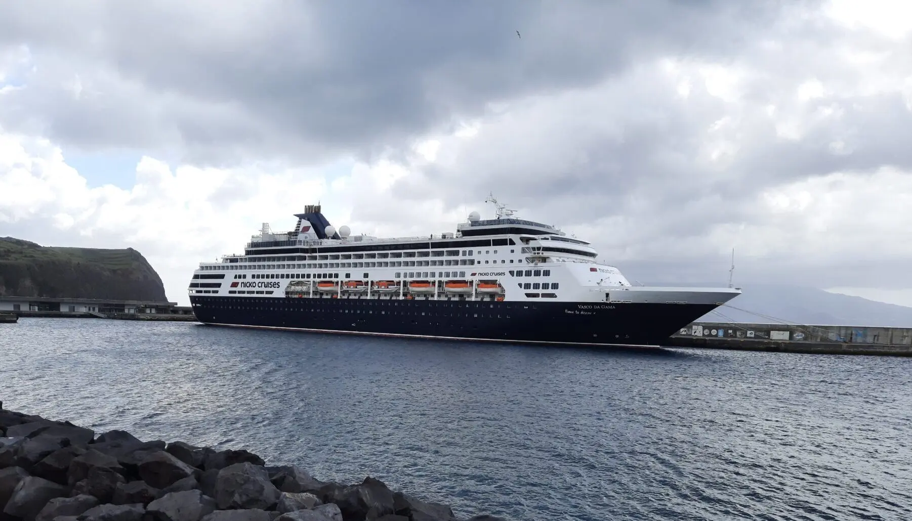 Eine Aufnahme der Vasco da Gama von nicko cruises im Hafen von Horta auf den Azoren, 2022.