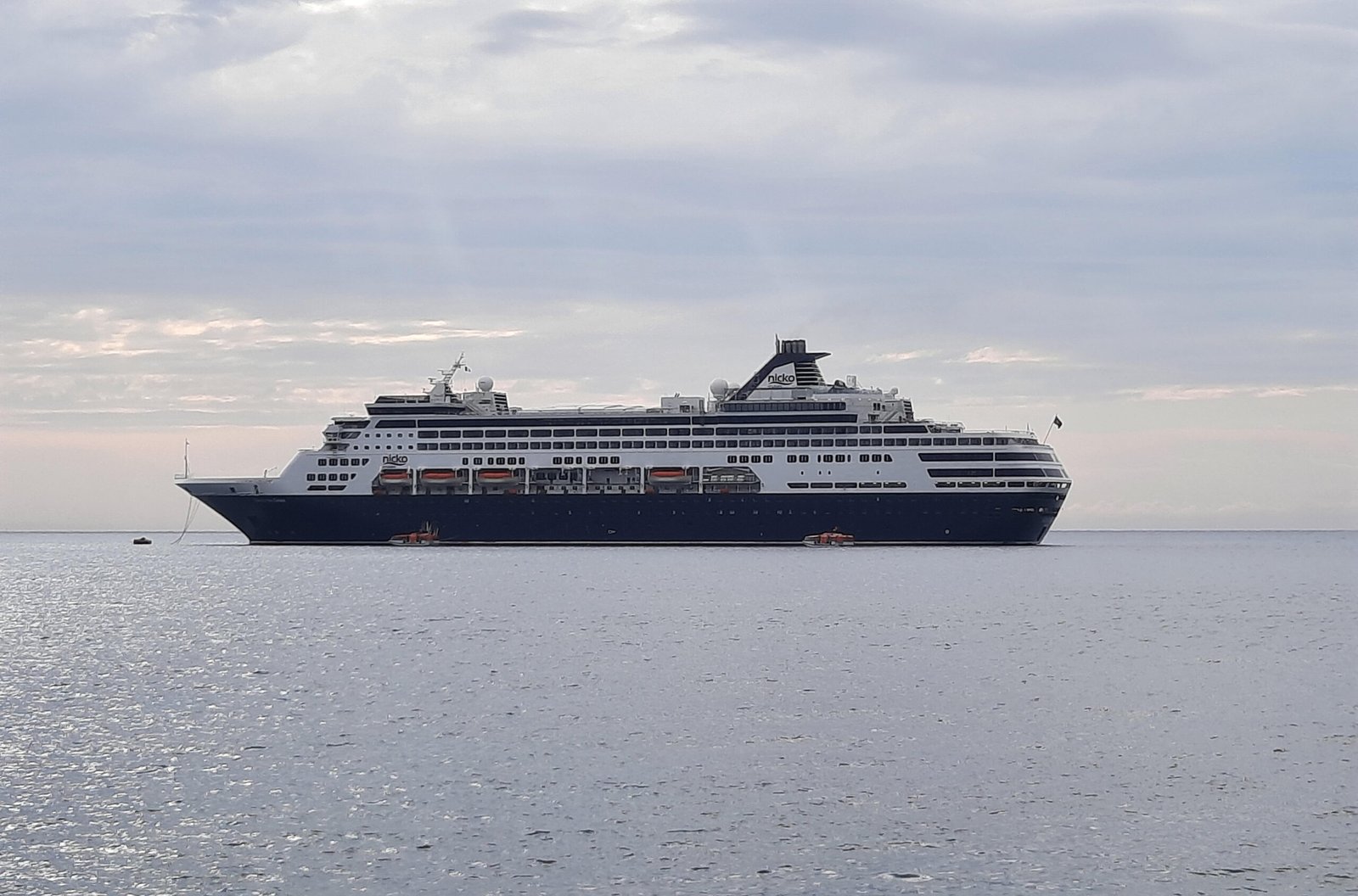 Eine Aufnahme der Vasco da Gama von nicko cruises vor Villefranche-sur-Mer, 2021.