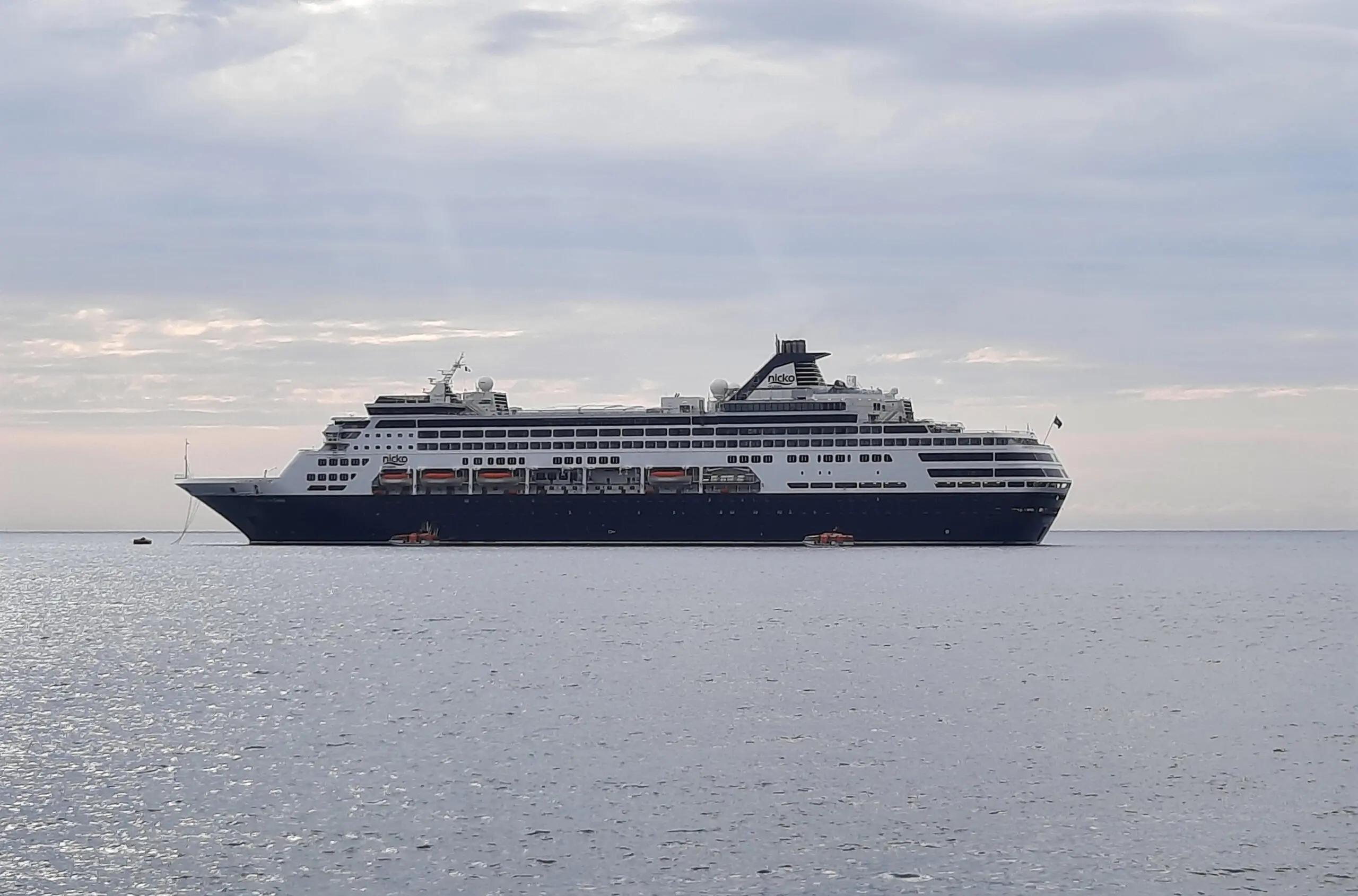 Eine Aufnahme der Vasco da Gama von nicko cruises vor Villefranche-sur-Mer, 2021.