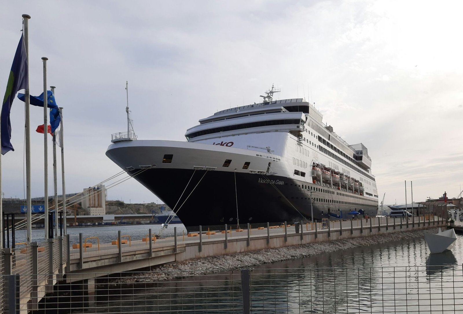 Eine Aufnahme der Vasco da Gama von nicko cruises im Hafen von Valletta, Malta, 2026.