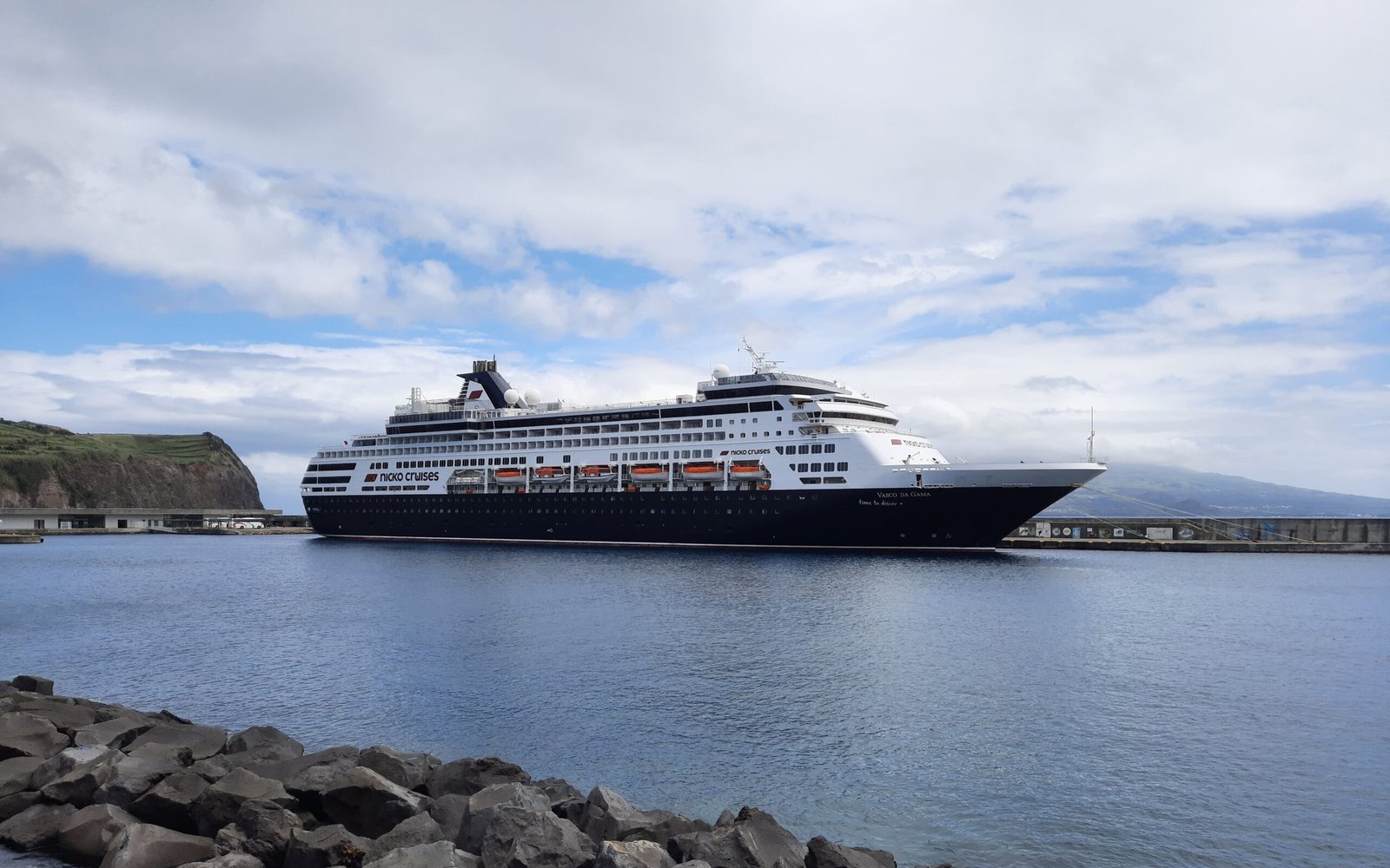 Eine Aufnahme der Vasco da Gama von nicko cruises im Hafen von Horta, Azoren, 2022.
