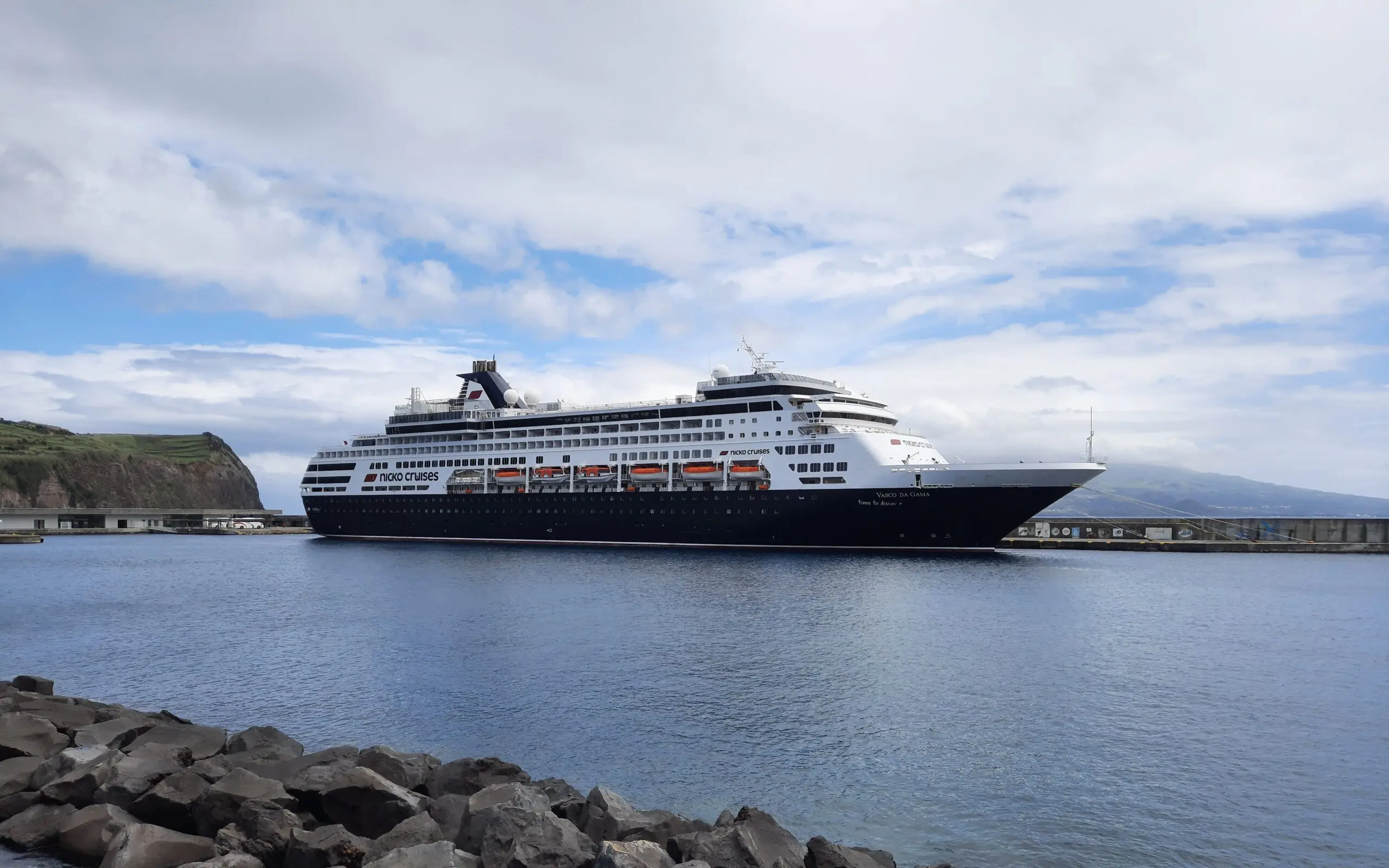 Eine Aufnahme der Vasco da Gama von nicko cruises im Hafen von Horta, Azoren, 2022.